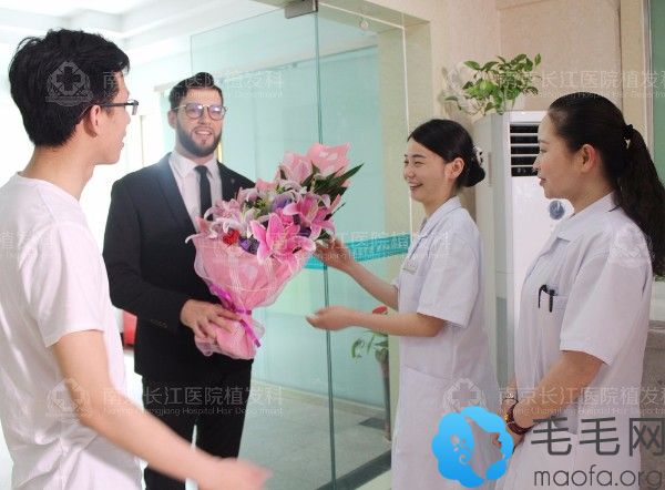 德国FFS植发技术人员来到长江医院植发中心