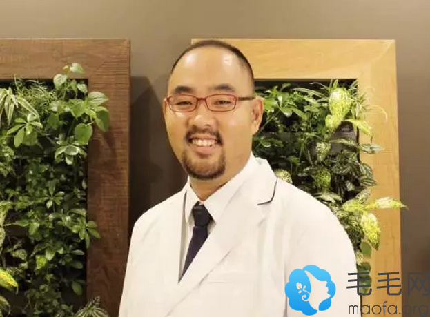 日本医生麻生泰自述其秃发治疗过程及植发、生发术价格表