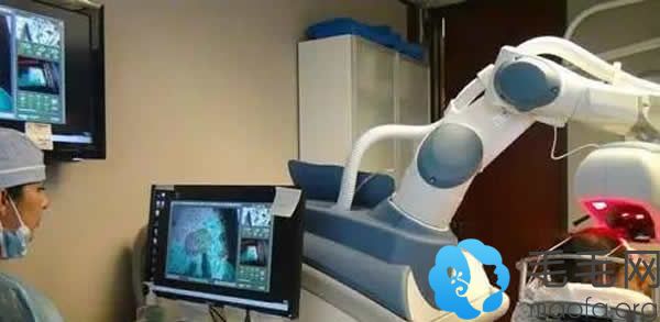 ARTAS植发机器人进行植发手术