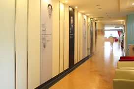 广州乐鬓毛发移植中心走廊展示区