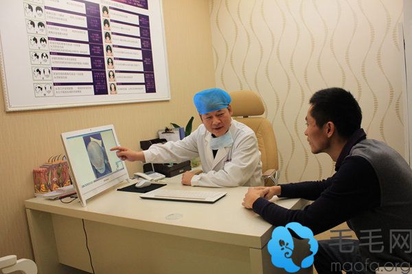 胡永昌与患者进行一对一探讨定制植发方案