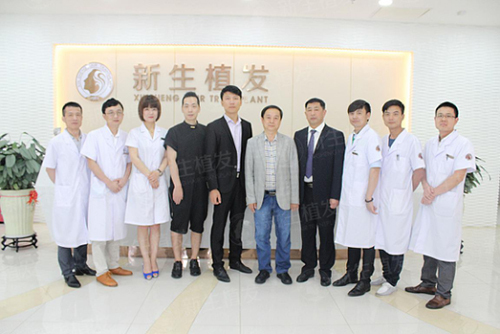 新生植发全体医生团队与香港植发协会会长欧阳敏、宋海林、LEO老师合影